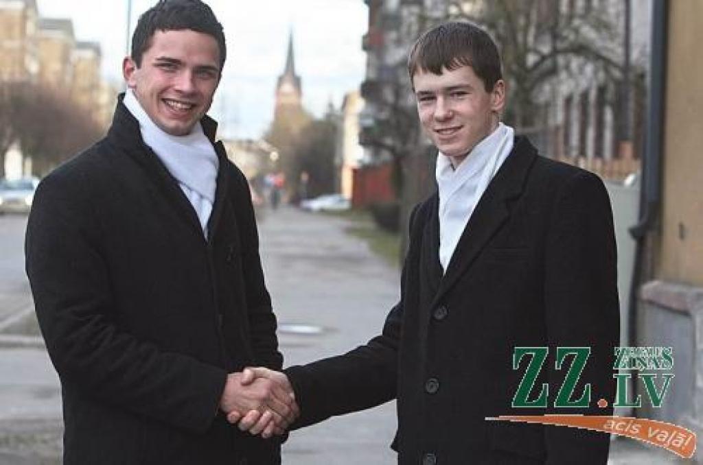 Vladimirs Aksjonovs un Vitālijs Silins vismaz uz vienu dienu kļūs par eiroparlamentārieša Ģirta Kristovska «ēnām».
Autors: Agris Samcovs.