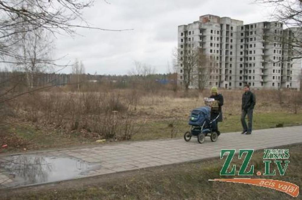 Teritorijā Rīgas ielā 48 iecerēts būvēt daudzdzīvokļu māju.
Autors: Inga Karlinska.