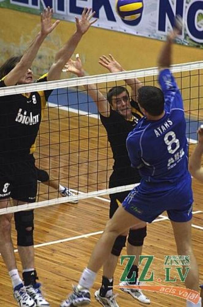 Bloķē Raimonds Vilmanis un Vadims Kardašs.
Autors: Agris Samcovs.