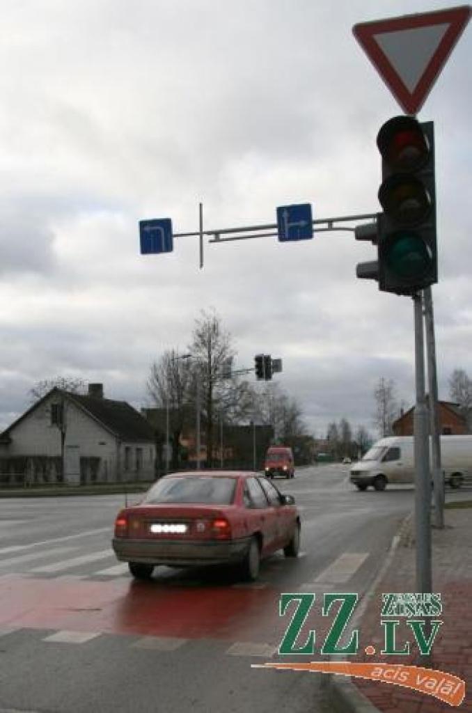 Sestdienas rītā Rūpniecības un Tērvetes ielu krustojumā spēcīgā vēja dēļ bija par vienu «trīsaci» mazāk.
Autors: Inga Karlinska.