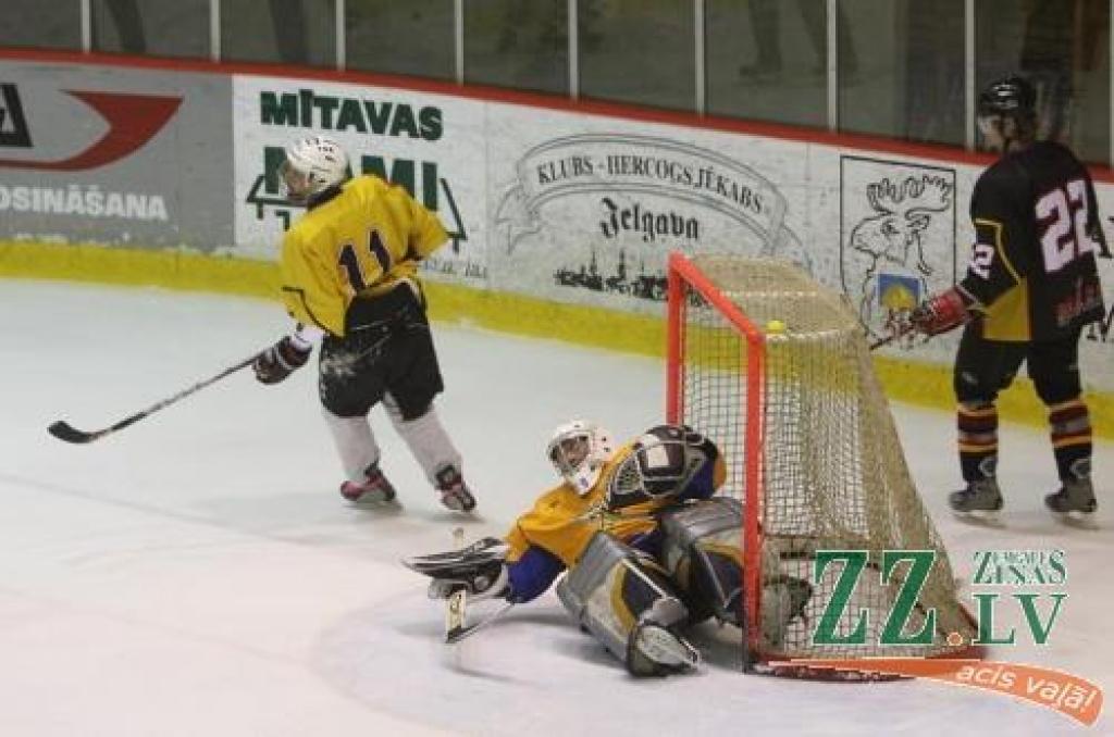 Vārtsargs kā ripa aizslīd vārtu līnijai, bet paši vārti tiek izstumti no vietas.
Autors: Krišjānis Grantiņš.