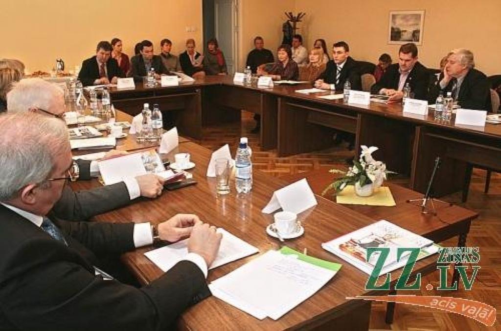 Piektdien diskusijā «Zemgale - inovatīvas rīcības un zinātnes centrs» piedalījās pārvaldes, zinātnisko un uzņēmējdarbības atbalsta institūciju pārstāvji.
Autors: Agris Samcovs.