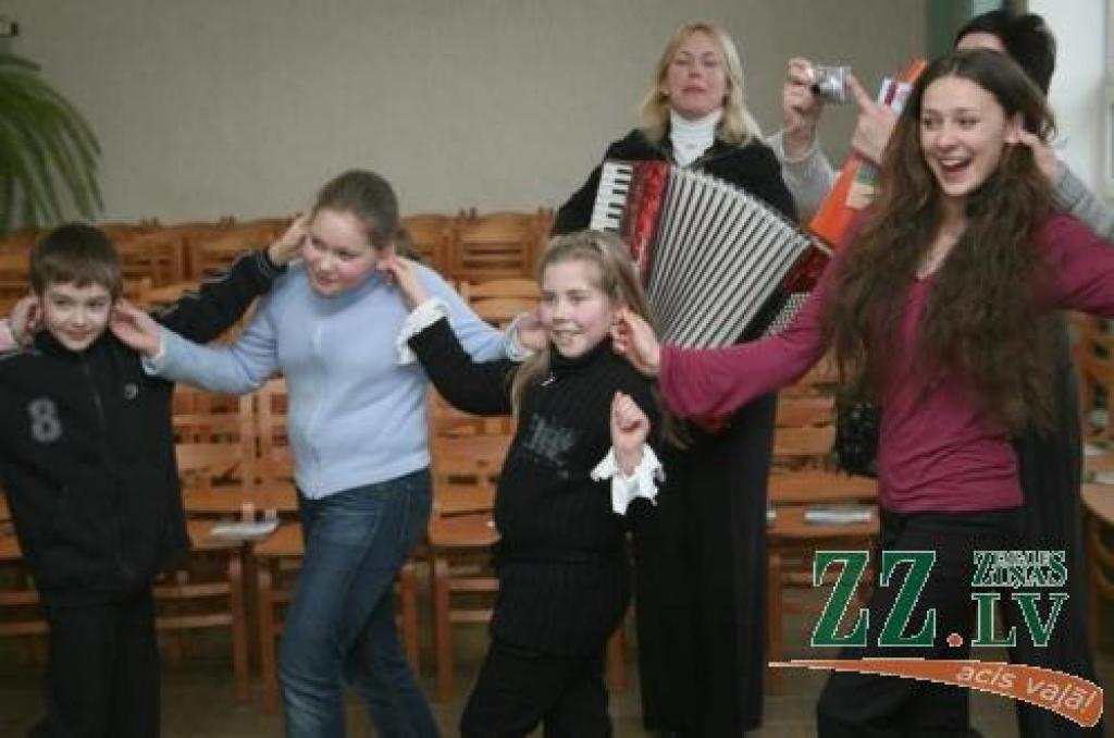 «Saules» vidusskolas audzēkņi jelgavniekiem māca lietuviešu rotaļas.
Autors: Agris Samcovs.