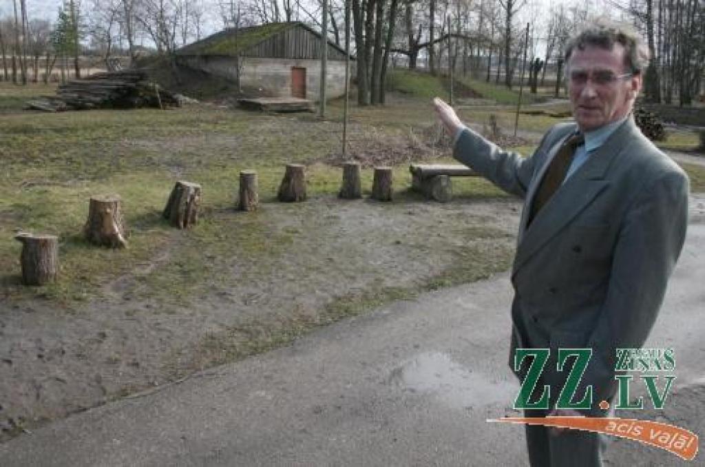 Sesavas pamatskolas direktors Andris Stašāns rāda teritoriju, kur drīzumā taps jaunā sporta zāle.
Autors: Agris Samcovs.