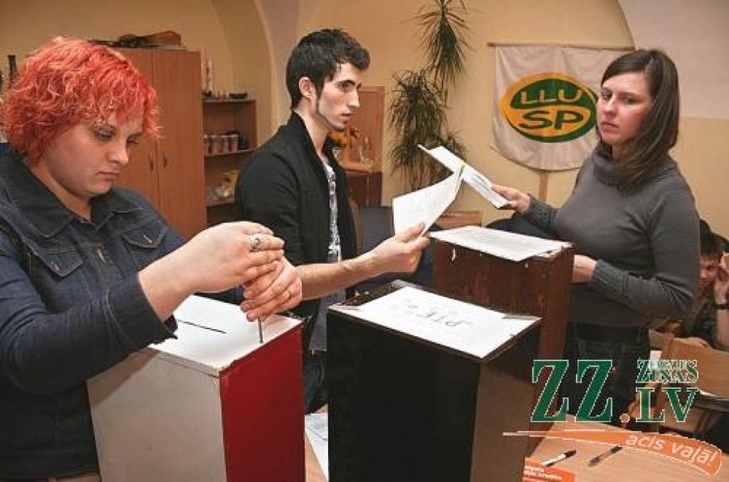 Apmēram stundas laikā ceturtdienas vakarā LLU SP Vēlēšanu komisijas vadītāja Ivo Švēdera vadībā visas vairāk nekā pustūkstotis balsu bija saskaitītas. 
Autors: Agris Samcovs.