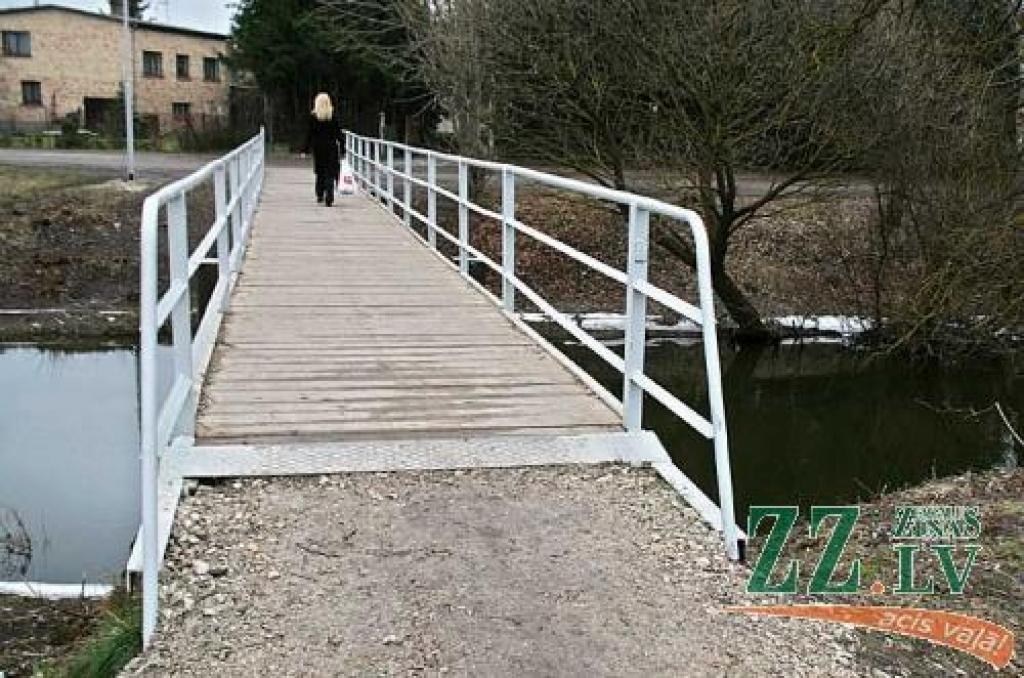 Kā šonedēļ pārliecinājās «Ziņas», pašvaldības aģentūras «Pilsētsaimniecība» organizētais veikums, sakārtojot tiltiņa apkaimi, ir patīkams jaunums daudziem jelgavniekiem, kuri ikdienā tur pārvietojas.
Autors: Agris Samcovs.