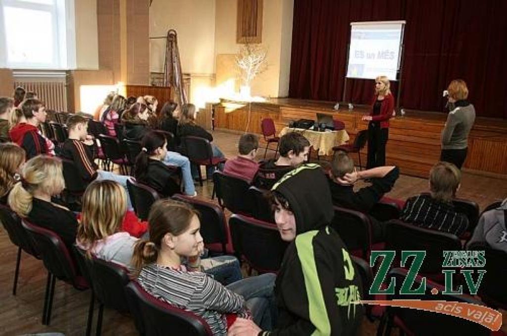 Skolēni pasākuma laikā labprāt iesaistījās diskusijās un uzdeva viņiem interesējošus jautājumus par ES.
Autors: Agris Samcovs.