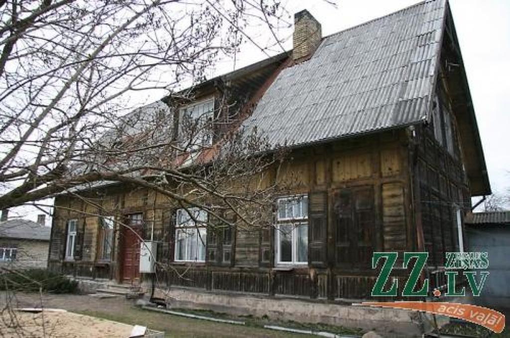 Ne pārāk spīdošā stāvoklī esošo piecu dzīvokļu māju Tērvetes ielā tās iedzīvotāji nolēmuši apsaimniekot paši.
Autors: Inga Karlinska.