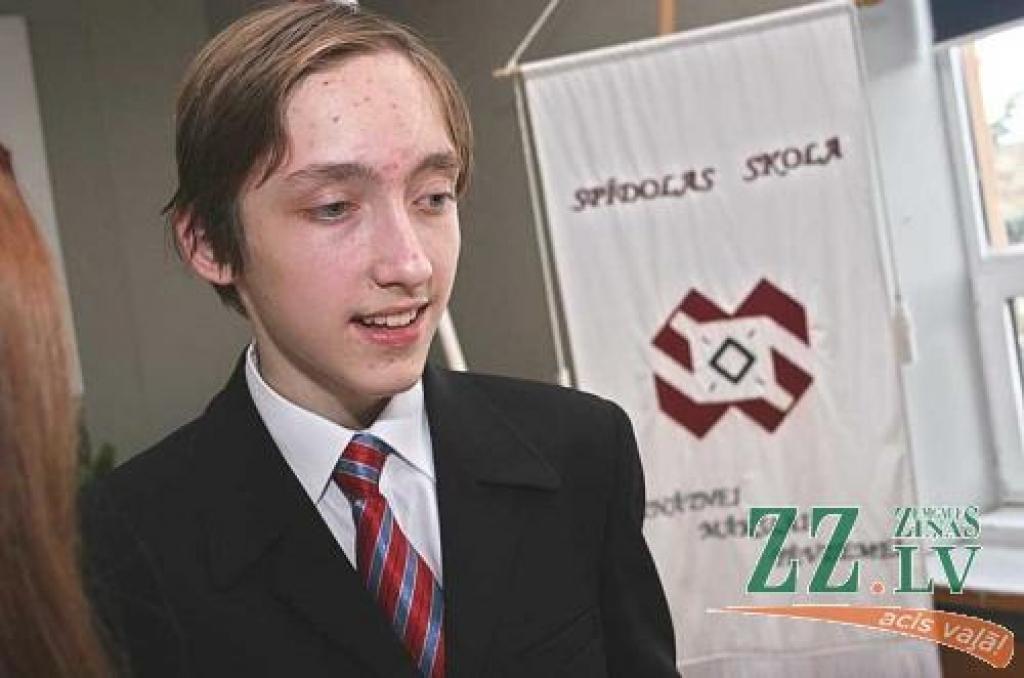 Ikgadējā devītklasnieku konkursā «Kas notiek?» Zemgales skolēnu konkurencē vislielāko punktu skaitu ieguvis Otto Tabuns.
Autors: No «Ziņu» arhīva.