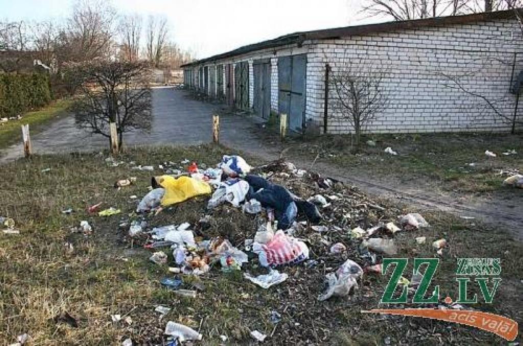 Spriežot pēc teritorijas piemēslotības pakāpes, šķiet, ka tās īpašnieks pretendē uz atkritumu «kolekcionāra» lauriem.
Autors: Agris Samcovs.