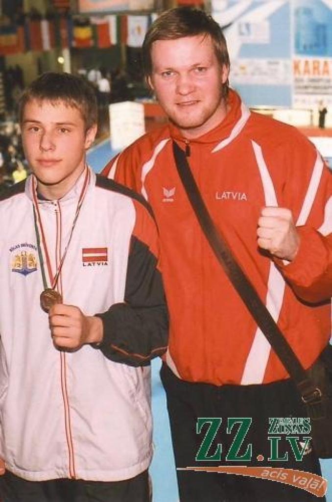 Līdzās daudzām citām augstāka līmeņa un raudzes medaļām Andra Vasiļjeva audzēkņa Kalvja Kalniņa godalgu kolekcijai pievienota Eiropas 2008.gada kadetu čempionāta bronza.
Autors: No personīgā arhīva.