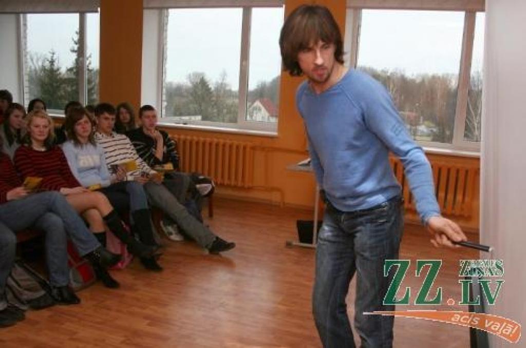 Elejas vidusskolā īslaicīga skolotāja ampluā viesojas tās absolvents motosportists Jānis Vinters.
Autors: Agris Samcovs.