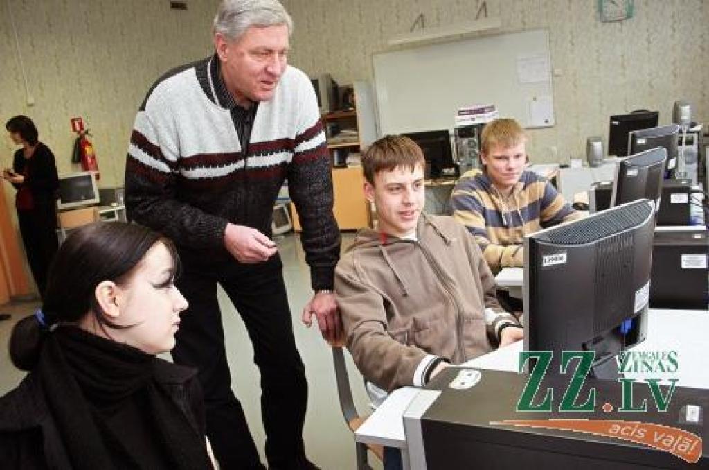 Vakara (maiņu) vidusskolas skolēniem datoru zinības māca tās direktora vietnieks IT jautājumos Agris Vitmanis.
Autors: Agris Samcovs.