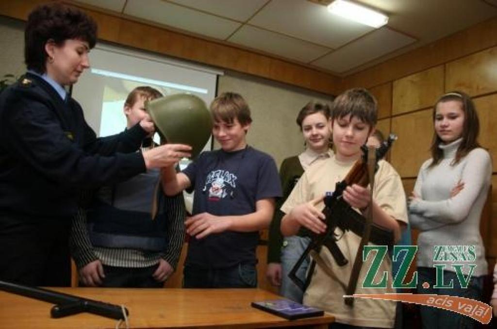 Jelgavas 2.pamatskolas skolēni, viesojoties policijā, centās izjust gan dienesta «garšu», gan uzzināt par savām tiesībām konfliktsituācijās.
Autors: Agris Samcovs.