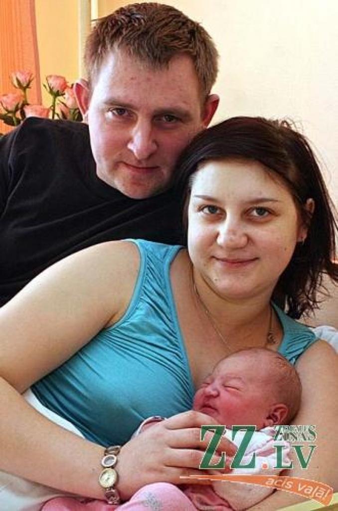 Jana Vagele un Eduards Vagilis no Kalnciema kopā ar meitiņu Mariju Gabrielu.
Autors: Agris Samcovs.