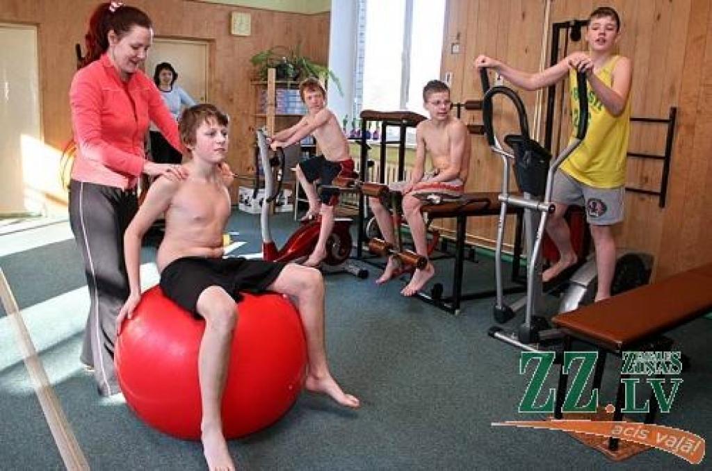 Pedagoģe Līga Gutnika ārstnieciskās vingrošanas nodarbībā ar 6.klases zēniem.
Autors: Agris Samcovs.