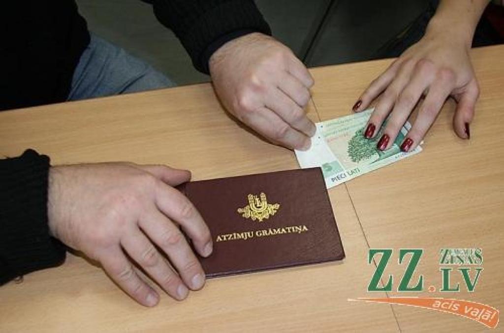 Likuma sargu rīcībā ir informācija, ka nauda pieprasīta vairākkārt, taču patlaban iegūti pierādījumi par divām naudas pieprasīšanas un saņemšanas epizodēm.
Autors: Inga Karlinska.