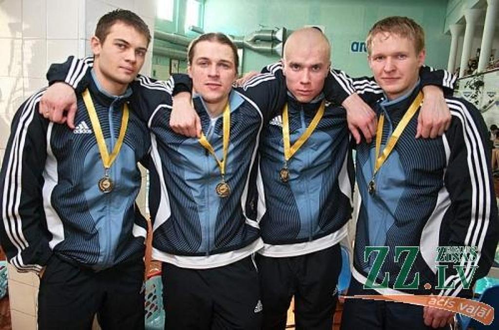 4 x 100 metru brīvā stila stafetes četrinieks – Pāvels Belouss, Jaroslavs Orbidāns, Māris Lencēvičs un Ģirts Ģīrupnieks - izcīnīja zelta medaļas, sīvākos konkurentus no Rīgas Specializētās peldēšanas skolas apsteidzot par trim sekundes simtdaļām.
Autors: Agris Samcovs.