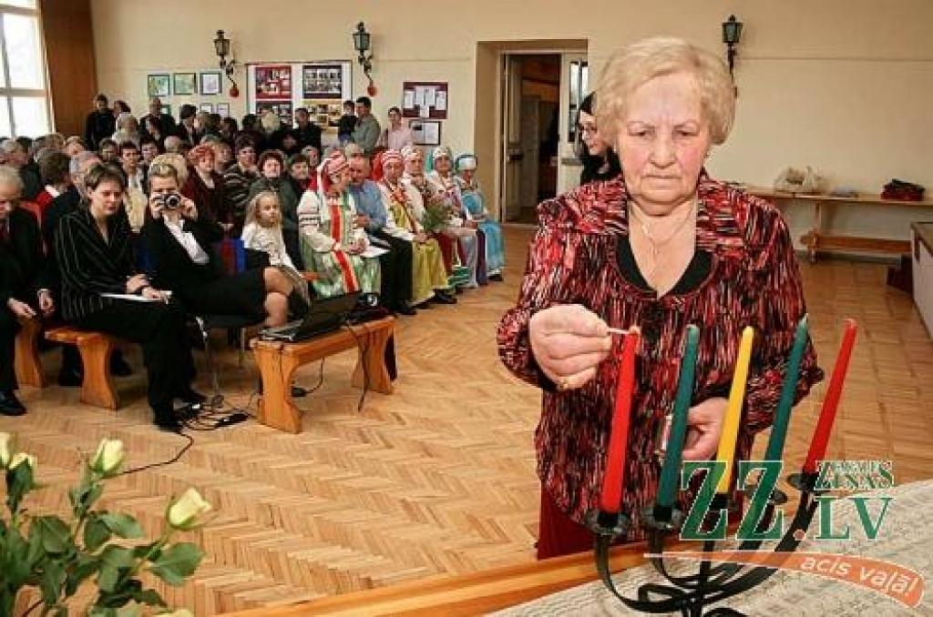 Pirmo svecīti, pārstāvot politiski represētos lietuviešus, iededz Jelgavas Lietuviešu biedrības dalībniece Leongina Upeniece.
Autors: Agris Samcovs.