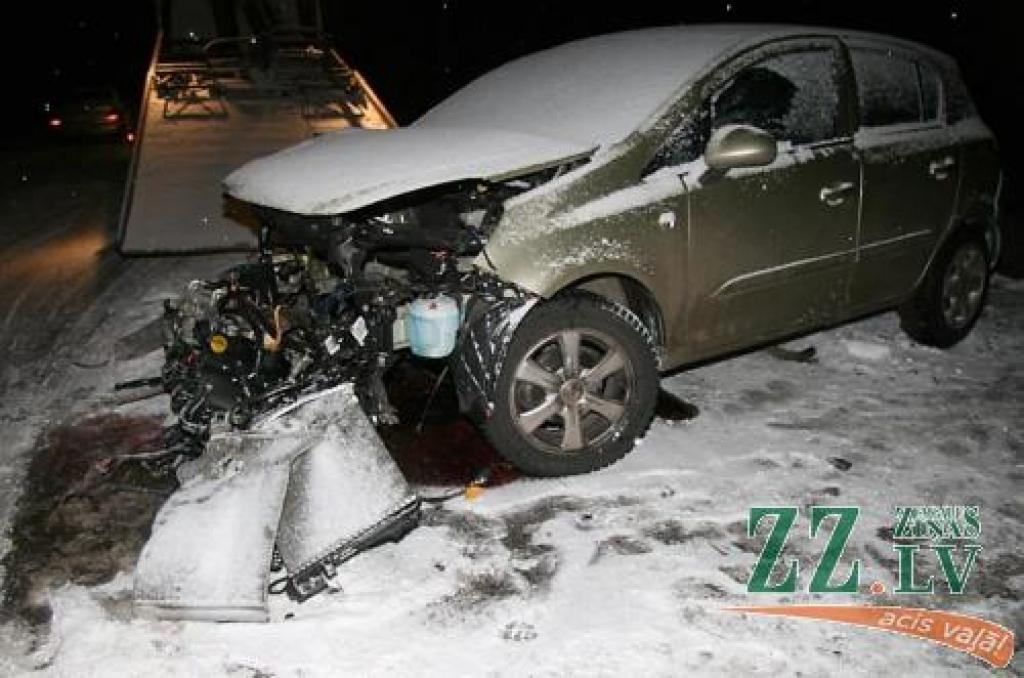 «Opel» dzinējs pēc sadursmes izkrita no tam paredzētā nodalījuma.
Autors: Inga Karlinska.