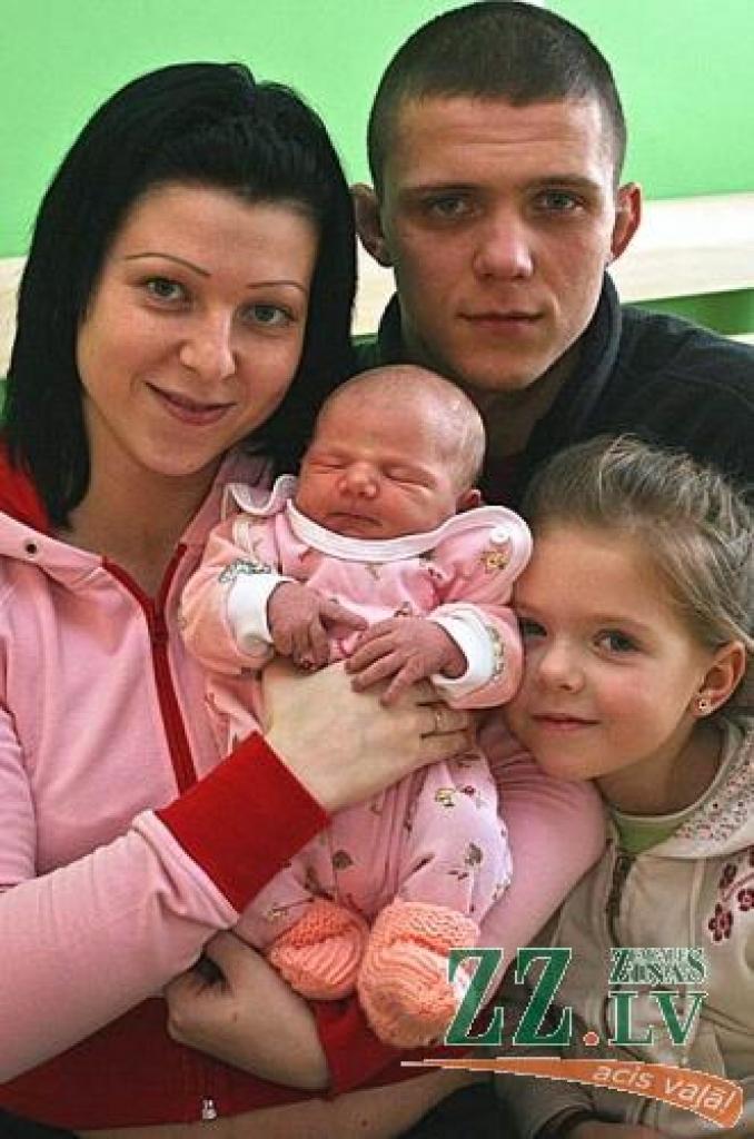 Karīna Rusecka un Artūrs Mihaļevičs kopā ar Valentīndienā dzimušo meitiņu Toriju un Danielu, kura dienu vēlāk kļuva par piecgadnieci.
Autors: Agris Samcovs.