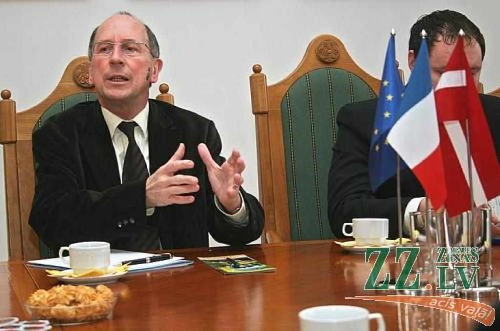 «Vairākiem eksakto specialitāšu studentiem ir iespēja saņemt Francijas piešķirto stipendiju, lai nākamajā mācību gadā tur varētu sākt studijas maģistrantūrā kādā no šīs valsts augstskolām,» tiekoties ar LLU vadību, informēja Francijas vēstniecības padomnieks un šīs valsts kultūras centra vadītājs Žans Luijs Lepetrs.
Autors: Agris Samcovs.