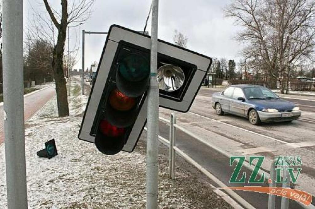 Pēcpusdienā vēja papostītais luksofors karājās vienā vadā.
Autors: Agris Samcovs.
