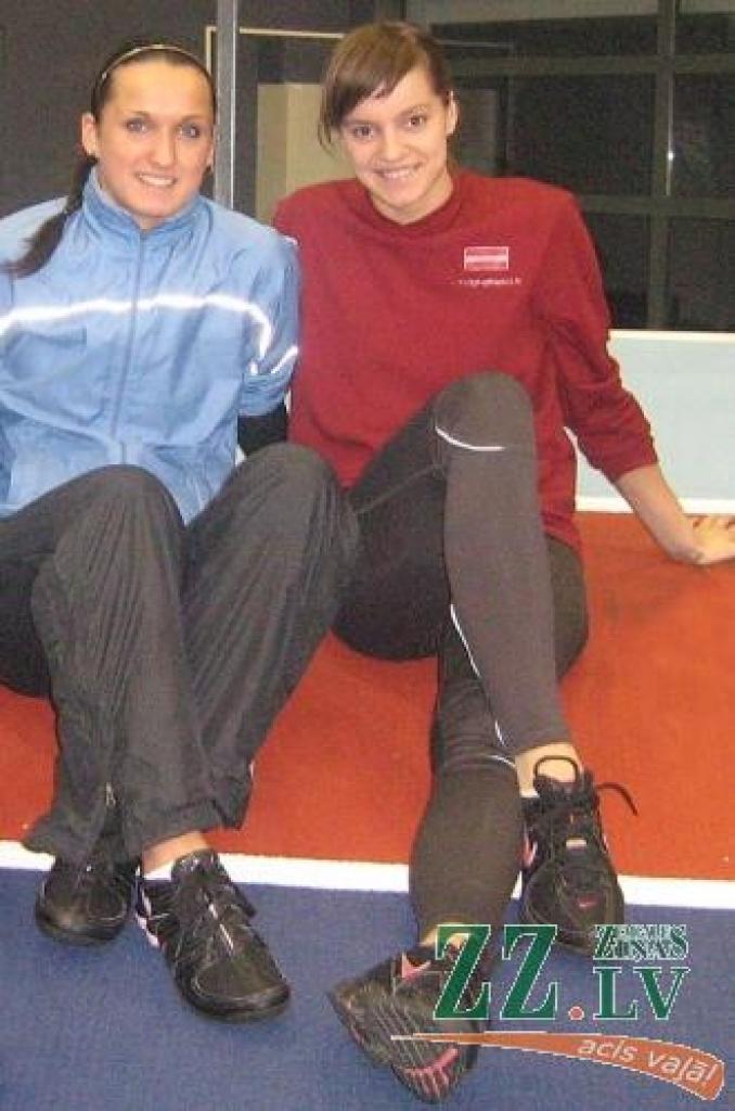 Rīgas čempionāta medaļnieces Laura Ludevika (no labās) un Inese Nagle.
Autors: Austris Cīrulis.