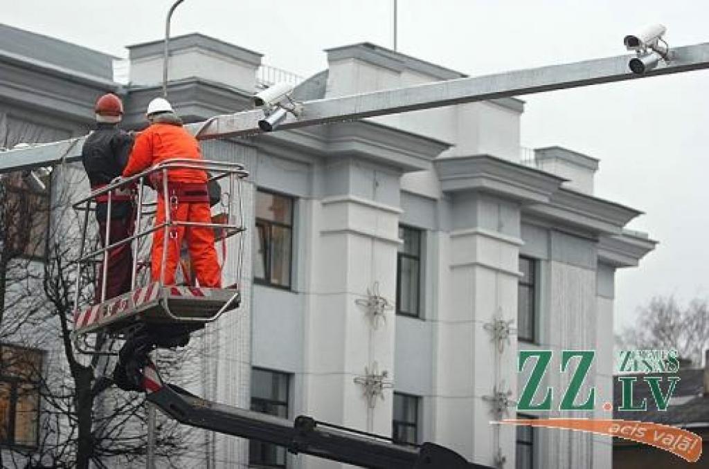 Kameras tiek liktas vietās, kur līdz šim reģistrētas nozīmīgākās nekārtības autotransporta satiksmē.
Autors: Agris Samcovs.