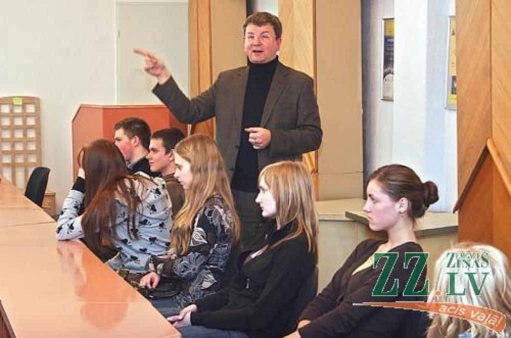 «Ar idejām, baidoties, ka tās pārņems citi, neviens skaļi neplātās, bet klusībā par savu biznesu domā daudzi,» pēc LLU Biznesa inkubatora direktora Aigara Laizāna lekcijas atzīst Amatniecības vidusskolas audzēkņi.
Autors: Agris Samcovs.