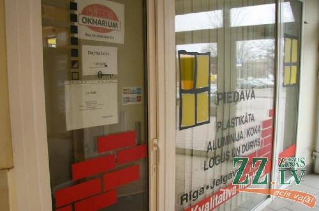 Paziņojums pie SIA «Oknarium» ieejas durvīm vēsta, ka birojs slēgts «tehnisku iemeslu dēļ». Vai šāds apzīmējums attiecas arī uz problēmām ar likumsargiem?
Autors: Inga Karlinska.