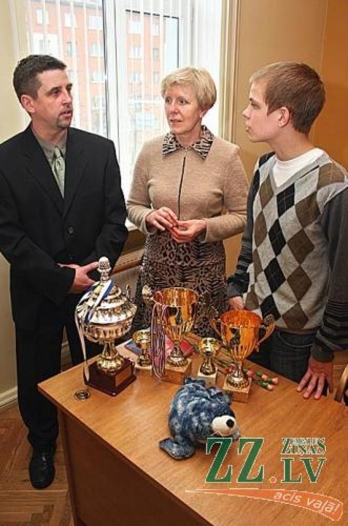 Ziemas mēnesī janvārī panākumus guvuši kluba «Jelgavas roņi» ziemas peldētāji. Ņikita Gorbatko (no labās) un Raisa Petrova kļuvuši par Latvijas čempioniem, bet Aleksandrs Jakovļevs šim titulam pievienojis arī uzvaru Somijas atklātajā čempionātā valsts stafetes komandas sastāvā.
Autors: Agris Samcovs.