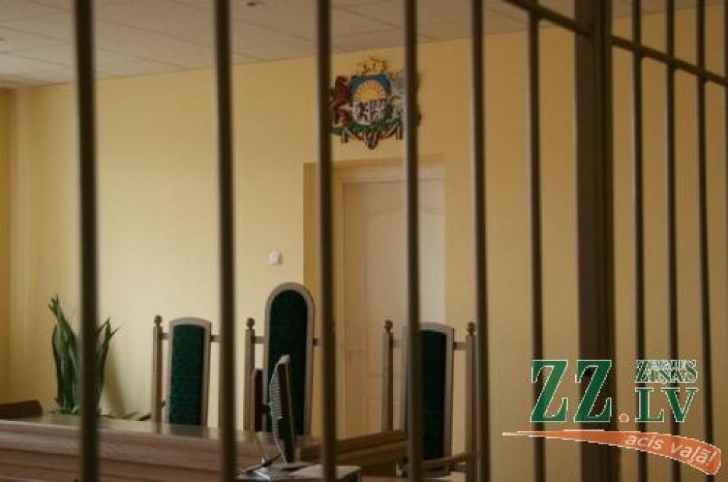 Tā kā tiesa vienošanās rezultātā noteikto sodu uzskata par pārāk vieglu, lieta par pierādījumu viltošanu nosūtīta atpakaļ prokuratūrai.
Autors: Inga Karlinska.