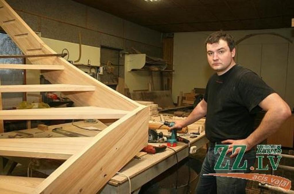 «Klienti mani paši sameklē. Kādam patīk, kā esmu veicis pasūtījumu, viņš to izstāsta paziņām,» saka galdnieks Viesturs Freimanis.
Autors: Agris Samcovs.