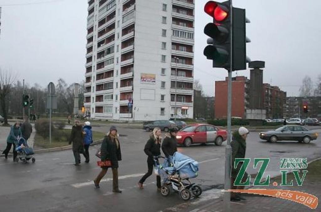 Uz trim stundām trīsača funkcijas satiksmes regulēšanā pildīs ceļazīmes.
Autors: Agris Samcovs.