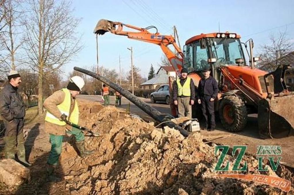 Gāzes vads tiek būvēts uz nomā nodoto akciju sabiedrības «Jelgavas Siltumtīklu uzņēmums» katlu māju Kalnciema ceļā 109, kas piegādā siltumu daudzdzīvokļu namiem.
Autors: Agris Samcovs.