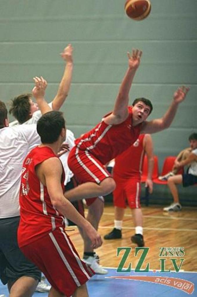 «Svētdienas izlasei» trenera Jāņa Kļaviņa vadībā sniegums nemaz nav «svētdienīgs» – ar 65:48 pārspējot «Zosis», komanda jau nodrošinājusi vietu fināla astoņniekā. 
Autors: Agris Samcovs.