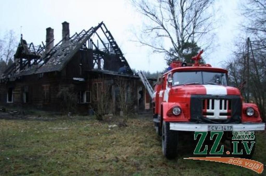 Ugunsgrēkā ēka izdega pilnībā, un tajā dzīvību zaudēja cilvēks.
Autors: Inga Karlinska.