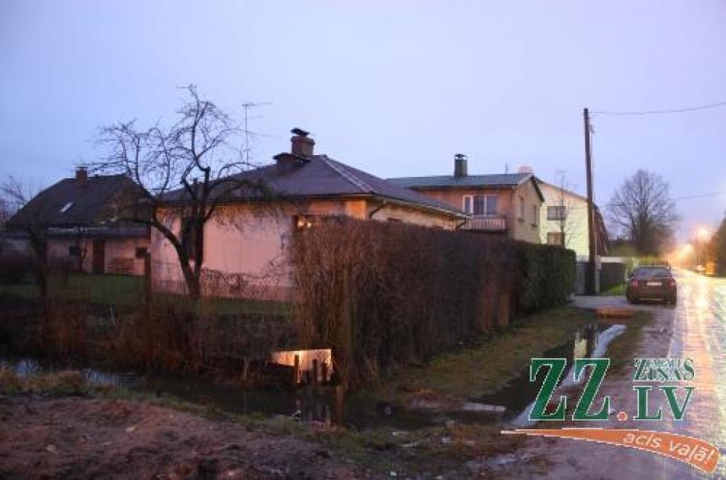 Ik pavasari slīkst savrupmājas pie Zirgu un Jēkaba ielas krustojuma...
Autors: Agris Samcovs.