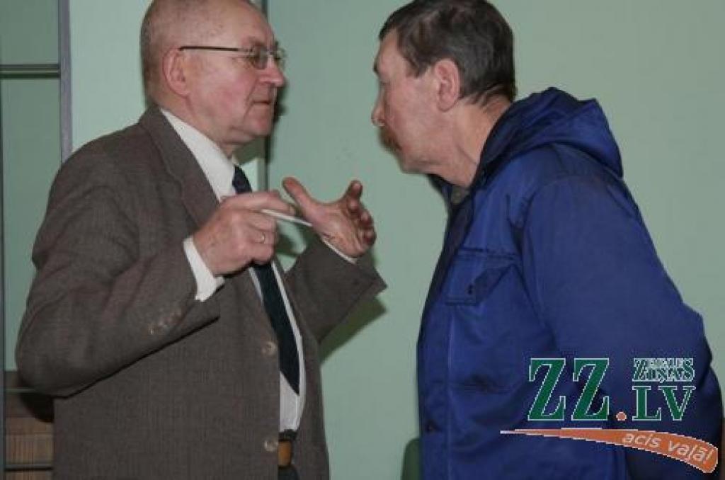 Mihails Ivaškovs (no labās) apspriežas ar savu aizstāvi Dzintaru Bluķi.
Autors: Inga Karlinska.