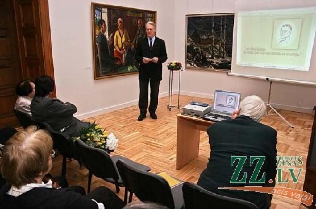 Sēžot skatītāju rindās, vēsturnieka Aivara Lerha stāstītajā klausās arī Feliksa Cielēna meita Izabella Cielēna.
Autors: Agris Samcovs.