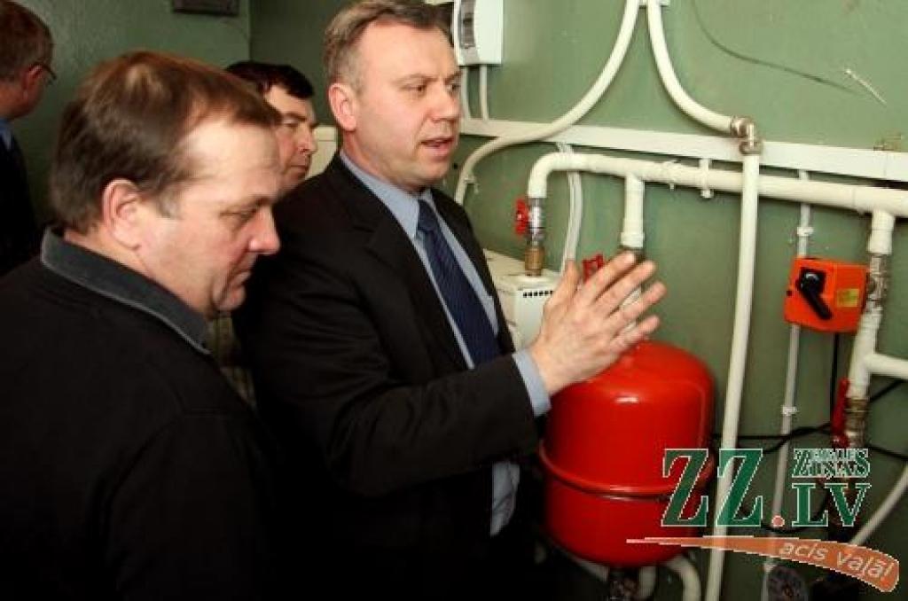 Alternatīvās apkures priekšrocības uzsver siltumenerģētikas uzņēmuma «Energo optimus» pārstāvis Pāvels Kudlāns (centrā).
Autors: Krišjānis Grantiņš.