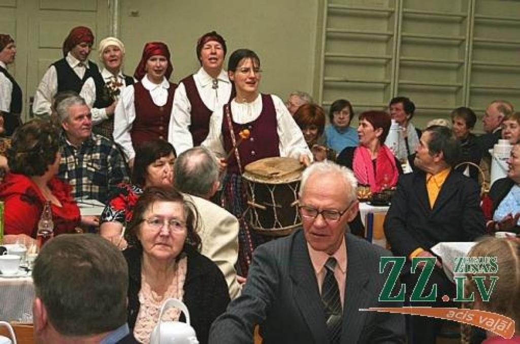 Senioriem uzstājas folkloras kopa «Puduris».
Autors: Agris Samcovs.