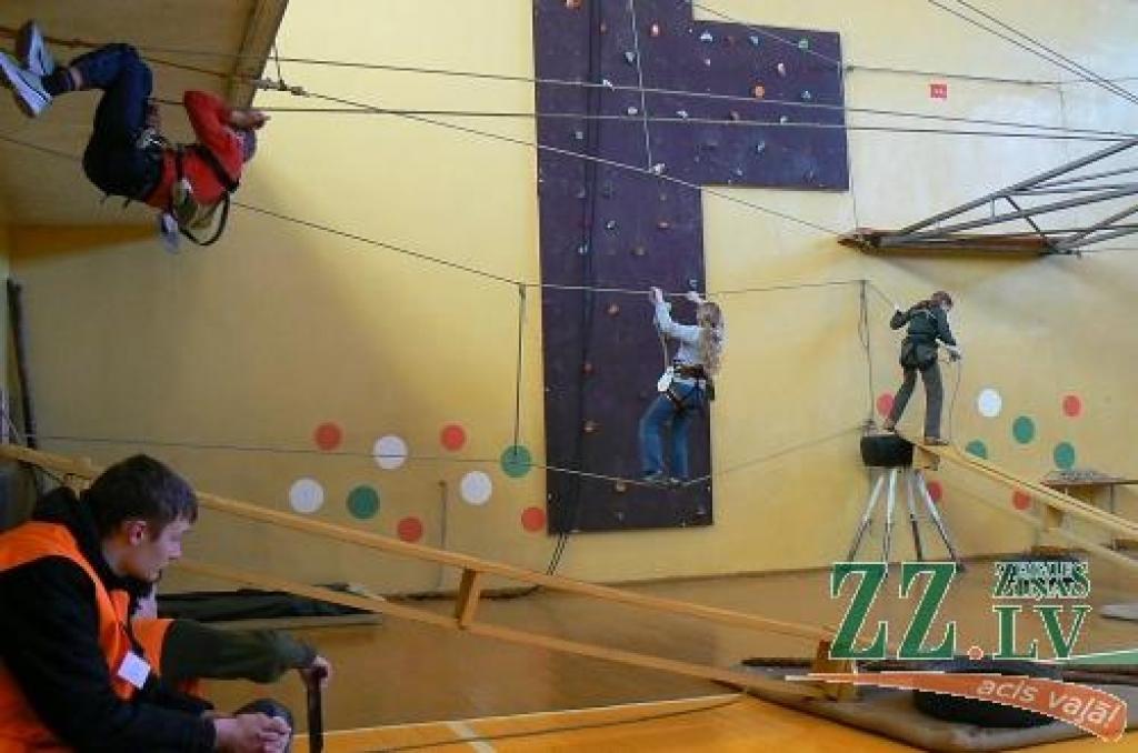 Nauris Hofmanis (kreisajā augšējā stūrī), Līga Pļavniece un Laura Hofmane – trīs no četriem «Remoss» komandas sportistiem.
Autors: No kluba «Remoss» arhīva.