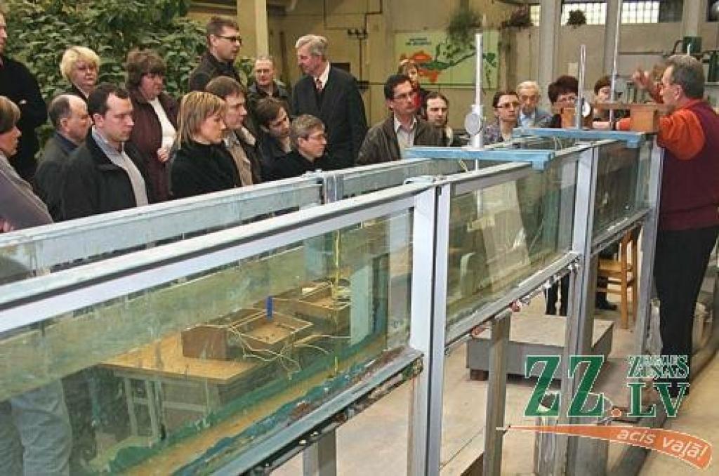 LLU docents Kārlis Siļķe, izmantojot Daugavas maketu, apmācībās stāsta par hidrotehnisko būvju drošību.
Autors: Agris Samcovs.