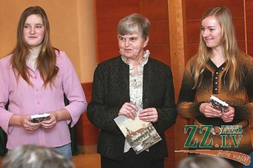 Skolotāja Biruta Raudive kopā ar skolniecēm Vitu Sitiņu un Zitu Reču Jelgavas Latviešu biedrības organizētā eseju konkursa «Izcils skolotājs – skolotājs, kas iedvesmo» noslēguma sarīkojumā.
Autors: Agris Samcovs.