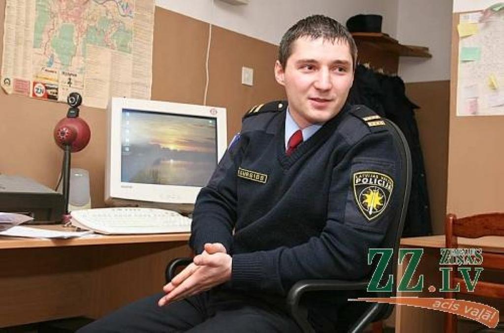 «Cīnīties ar nelegālā alkohola pārdevējiem tirgū ir ļoti grūti - mūs visi jau pazīst pēc izskata. Līdzko ierauga mūsu mašīnu, pat, ja braucam garām nejauši, tirgoņi pazūd kā nebijuši,» darba ikdienu atklāj R.Kursišs.
Autors: Agris Samcovs.