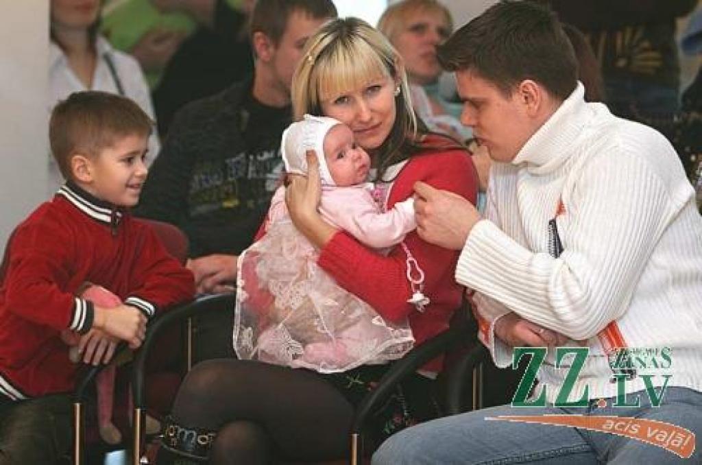 Mediņu ģimene karotīti saņēma par godu meitiņas Diānas piedzimšanai.
Autors: Agris Samcovs.