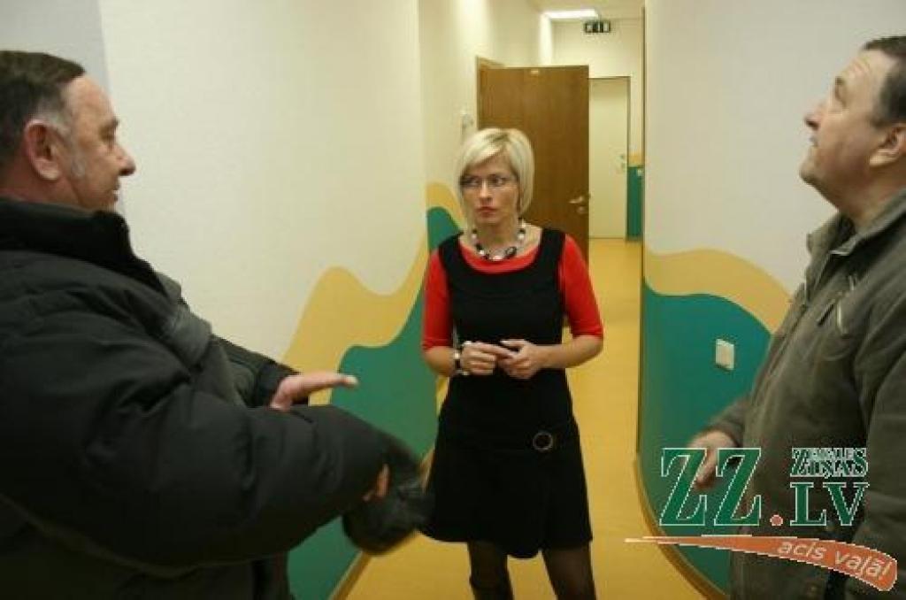 «Zīlītes» vadītāja Evija Uzare kopā ar strādniekiem aplūko jaunās telpas, kur jau šoruden noderīgas lietas apgūs piecus un sešus gadus vecie ķipari.
Autors: Agris Samcovs.