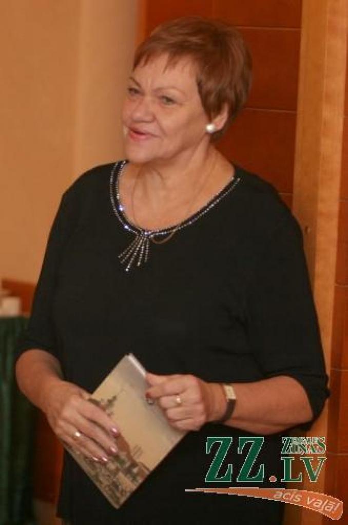 Zelmai Ozoliņai ir iemesls lepoties - viņas vadītās skolas audzēkņi uzrādījuši augstus rezultātus dažāda ranga sacensībās, un nu viņas veikums novērtēts arī ar ministrijas godalgu.
Autors: No «Ziņu» arhīva.